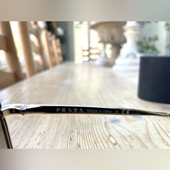 Authentic Prada sunglasses. In perfect condition - Picture 3 of 3